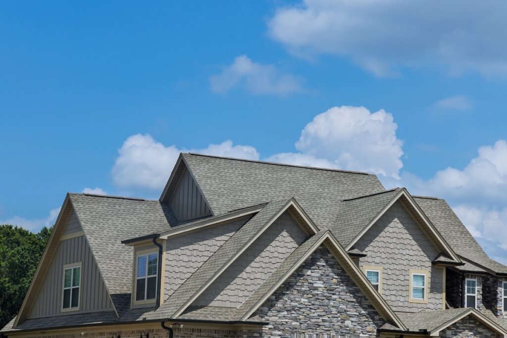 Roof construction of a building roof that is covered with new asphalt shingles